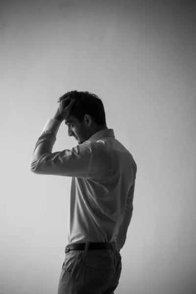 Beyaz gömlekli, siyah beyaz fotoğraflı Gürcü bir adam.