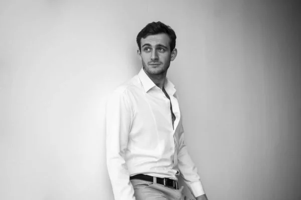 Beyaz gömlekli, siyah beyaz fotoğraflı Gürcü bir adam.