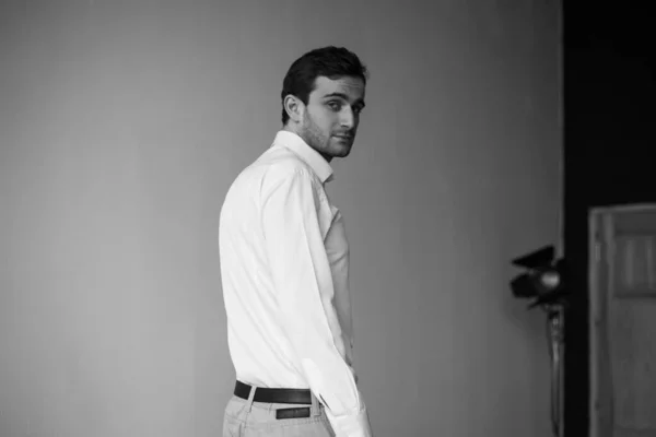 Beyaz gömlekli, siyah beyaz fotoğraflı Gürcü bir adam.