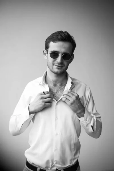 Beyaz gömlekli, siyah beyaz fotoğraflı Gürcü bir adam.