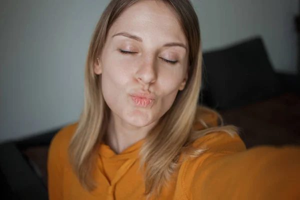 Girl Takes Selfies Kisses — стоковое фото