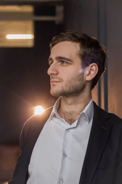 Takım elbiseli Gürcü bir adam, iş anlayışı.