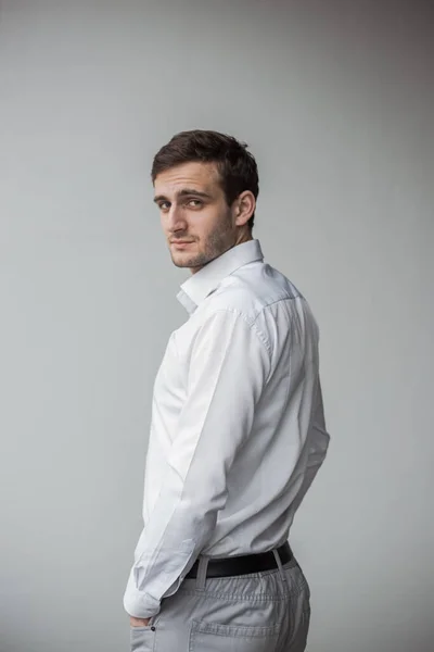 Beyaz bir duvara karşı duran Gürcü işadamı