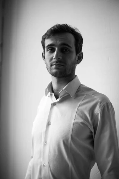 Beyaz gömlekli, siyah beyaz fotoğraflı Gürcü bir adam.