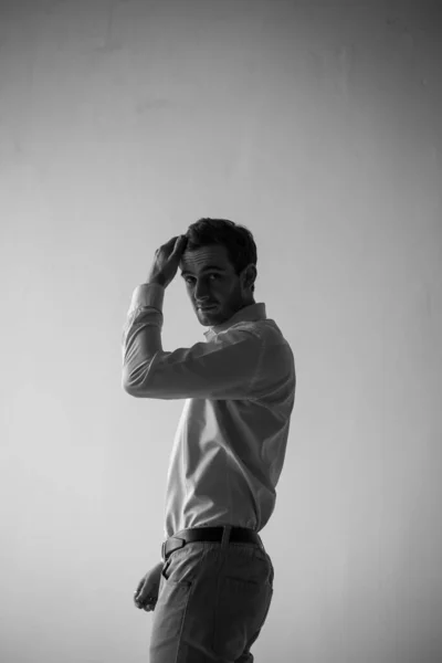 Beyaz gömlekli, siyah beyaz fotoğraflı Gürcü bir adam.