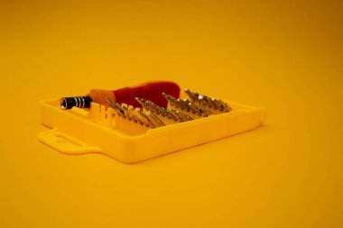 Parlak arkaplanda küçük parçaları olan tornavida