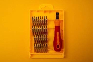 Parlak arkaplanda küçük parçaları olan tornavida