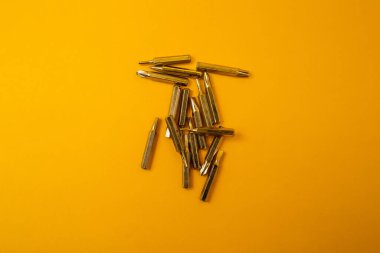 Sarı arkaplanda küçük tornavida parçaları