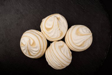 Siyah zemin üzerinde hava şekerlemesi