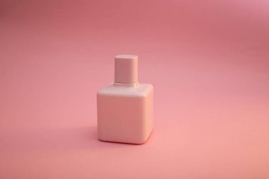 pembe arka planda parfüm