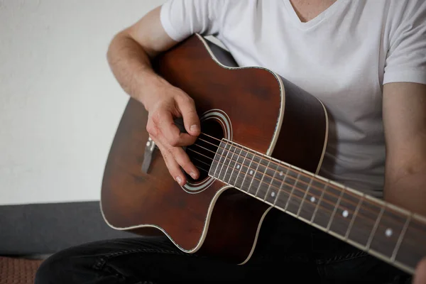 Man White Shirt Playing Guitar Home — Stockfoto