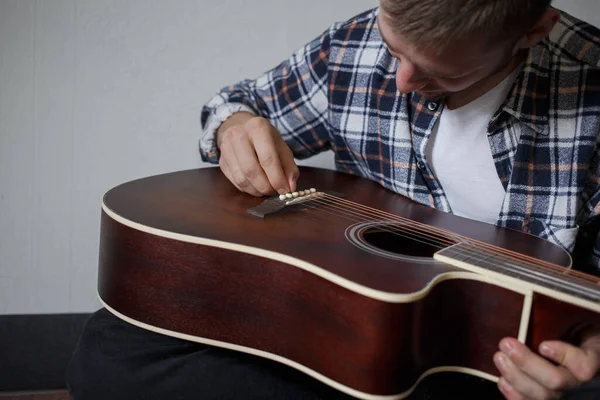 ギターを修理する男 — ストック写真