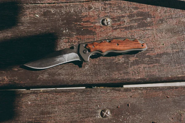 Bıçak ve olta masada.