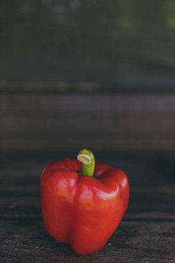 Koyu arkaplanda kırmızı biber