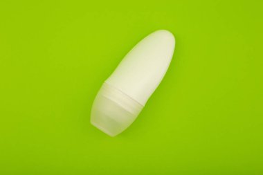Parlak yeşil arkaplanda deodorant