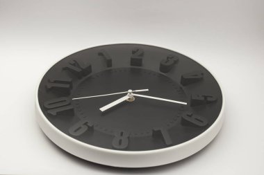 Beyaz arkaplanda duvar saatini biçimlendir