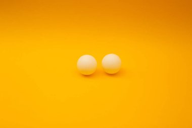 Turuncu arka planda masa tenisi topu