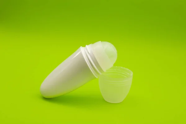 Deodorant Een Heldergroene Achtergrond — Stockfoto