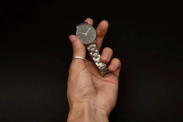 Ein Mädchen Hält Eine Uhr — Stockfoto