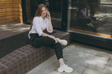 bir kız telefonda konuşuyor