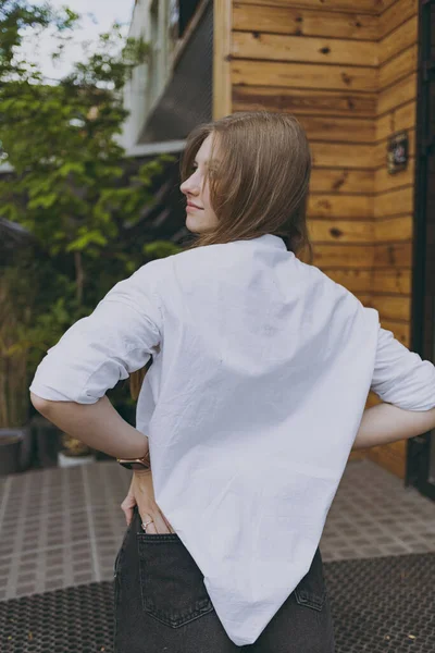 Uma Menina Camisa Branca Cidade — Fotografia de Stock