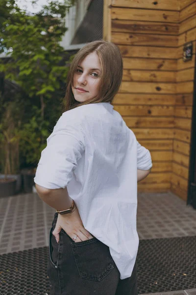 Una Chica Con Una Camisa Blanca Ciudad —  Fotos de Stock