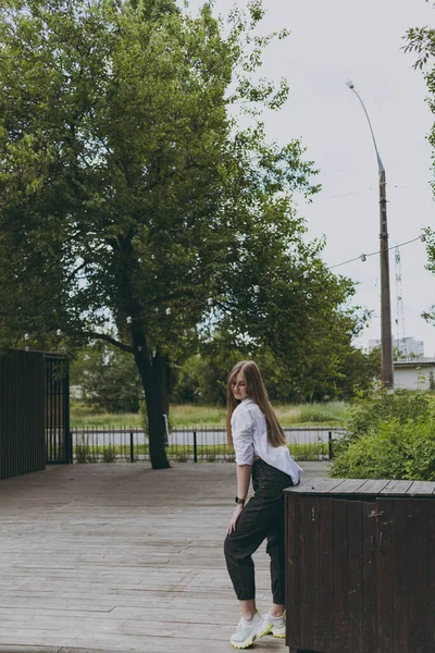 Una Chica Con Una Camisa Blanca Ciudad —  Fotos de Stock