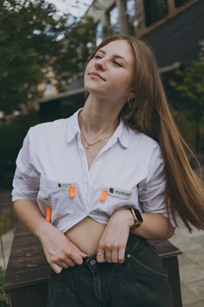 Uma Menina Camisa Branca Cidade — Fotografia de Stock