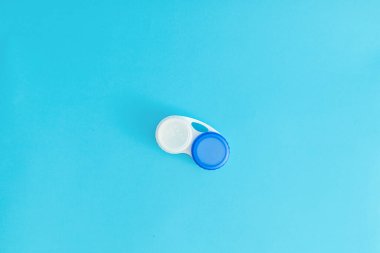 Mavi arkaplanda göz merceği kutusu