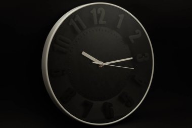 Siyah arkaplanda duvar saati, konu fotoğrafçılığı