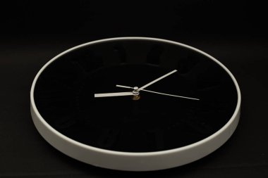 Siyah arkaplanda duvar saati, konu fotoğrafçılığı