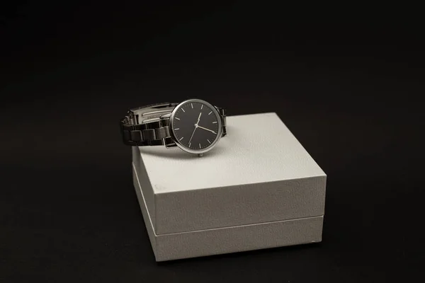 ブラックの背景に金属ストラップ付き腕時計 — ストック写真