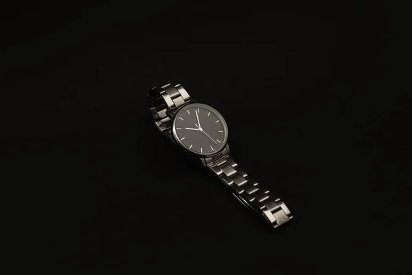 Reloj Pulsera Con Correa Metal Sobre Fondo Negro —  Fotos de Stock