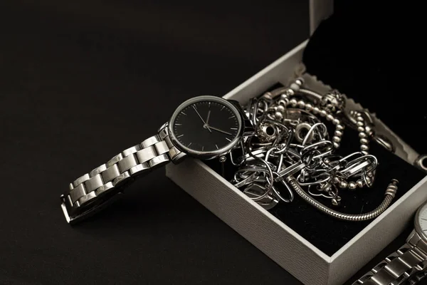 ブラックの背景に金属ストラップ付き腕時計 — ストック写真