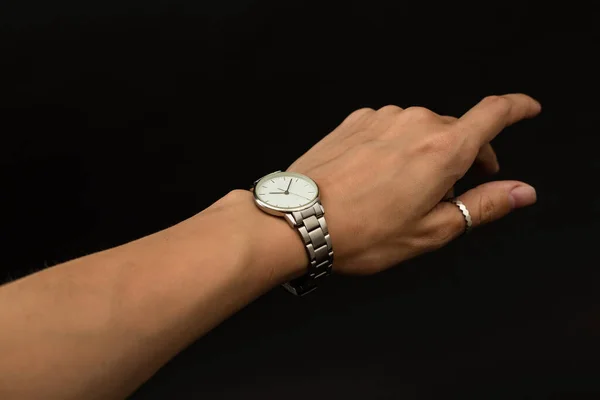 Bir kız gümüş bir kol saati takıyor