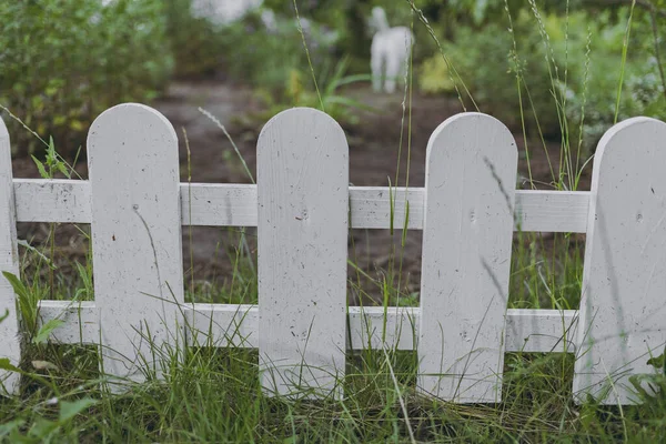 Beyaz ahşap çitler, çiçek tarlaları, peyzaj