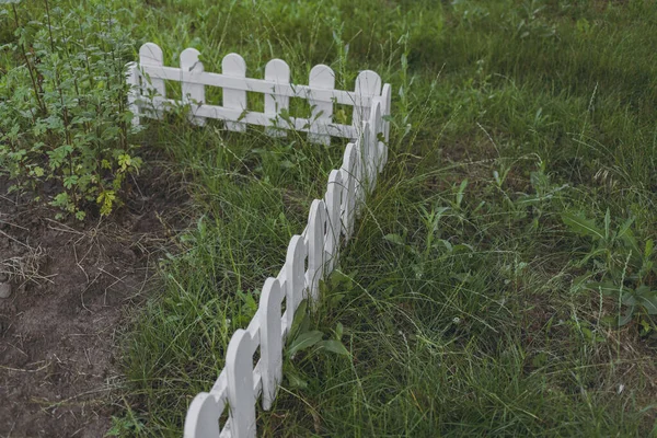 Weißer Holzzaun Zur Umzäunung Von Blumenbeeten Gartengestaltung — Stockfoto