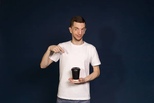 Bărbat Stând Într Fundal Albastru Ţinând Cafea Mână — Fotografie, imagine de stoc