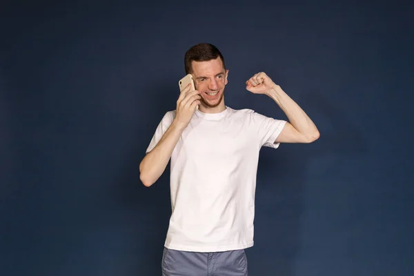 Bărbat Într Tricou Alb Sindromul Treacher Vorbește Telefon — Fotografie, imagine de stoc