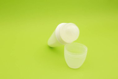 Parlak yeşil arkaplanda deodorant