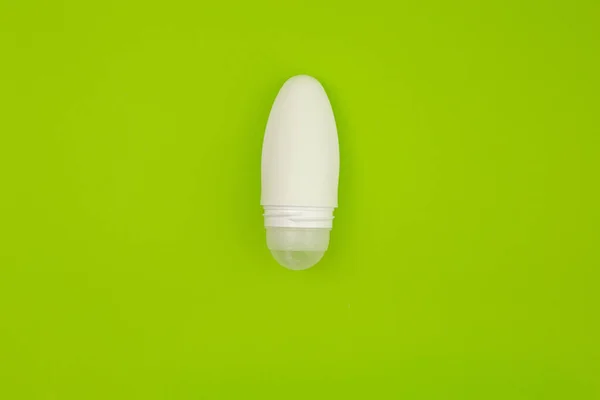 Deodorant Een Heldergroene Achtergrond — Stockfoto