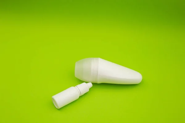 Witte Deodorant Witte Fles Een Heldergroene Achtergrond — Stockfoto