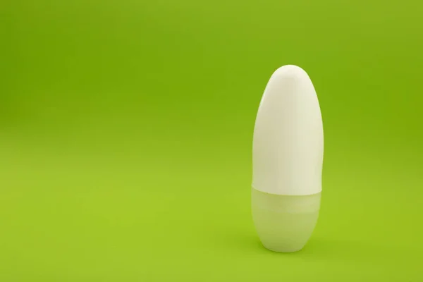 Deodorant Een Heldergroene Achtergrond — Stockfoto