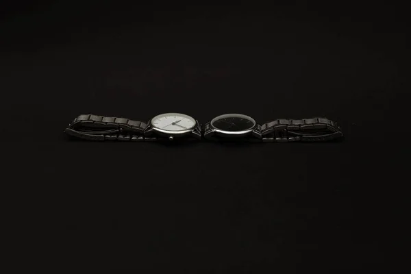 Reloj Pulsera Con Correa Metal Sobre Fondo Negro —  Fotos de Stock