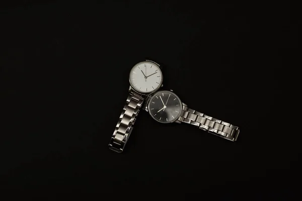 Reloj Pulsera Con Correa Metal Sobre Fondo Negro — Foto de Stock