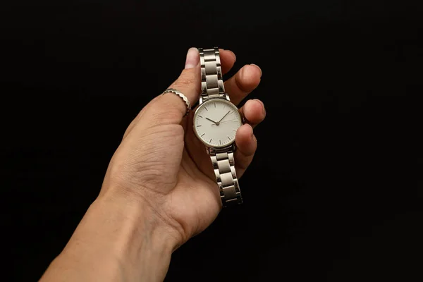 Una Chica Sostiene Reloj — Foto de Stock
