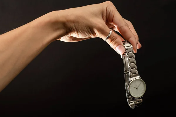 Una Ragazza Sta Tenendo Orologio — Foto Stock