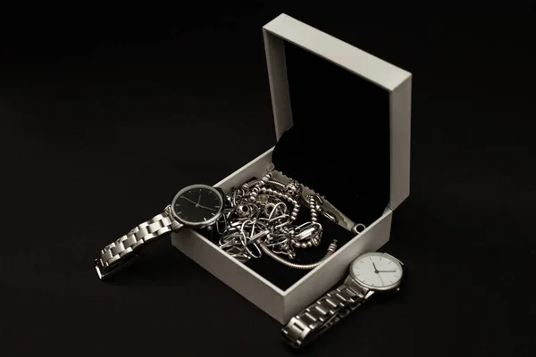 Reloj Pulsera Con Correa Metal Sobre Fondo Negro — Foto de Stock