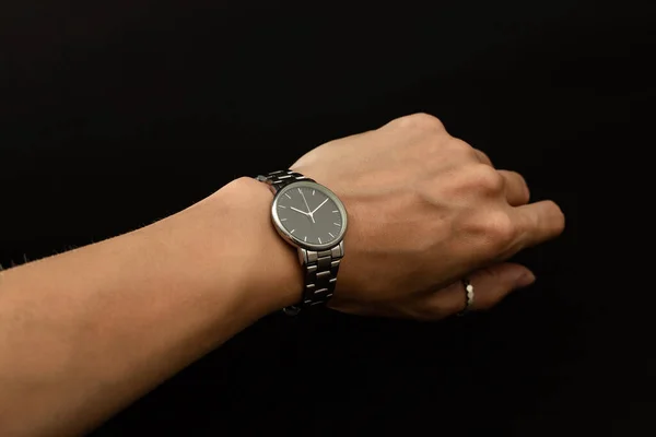 Ein Mädchen Probiert Eine Armbanduhr Silber — Stockfoto