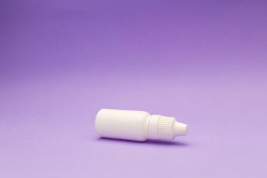 Lens sıvısının eflatun arka planda önceden çekilmiş bir görüntüsü.